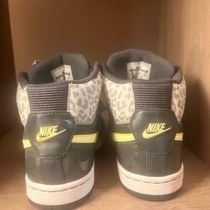 Women’s Nike sneaker size 8